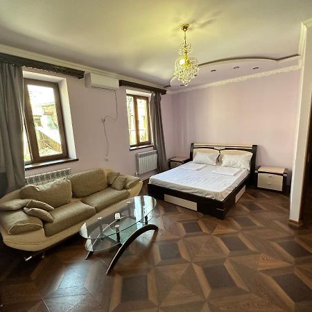 Favorit Hotel-Hostel Ереван Екстериор снимка