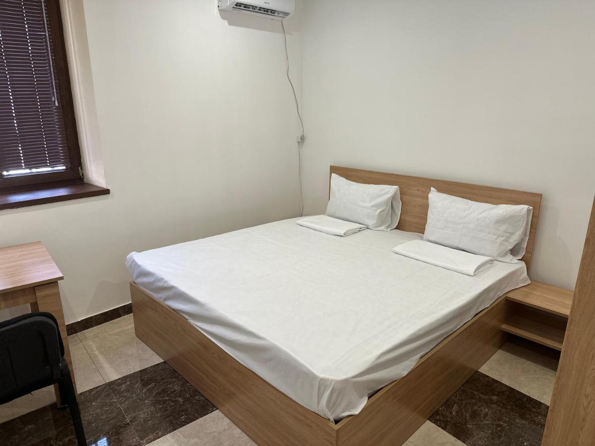 Favorit Hotel-Hostel Ереван Екстериор снимка