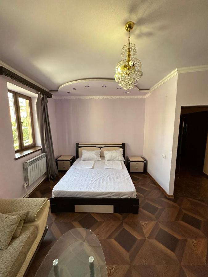 Favorit Hotel-Hostel Ереван Екстериор снимка