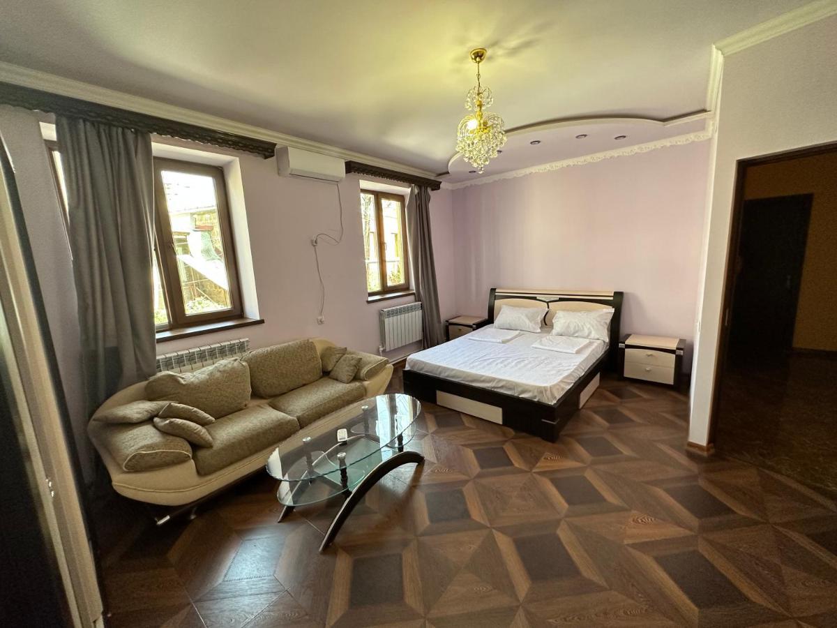 Favorit Hotel-Hostel Ереван Екстериор снимка