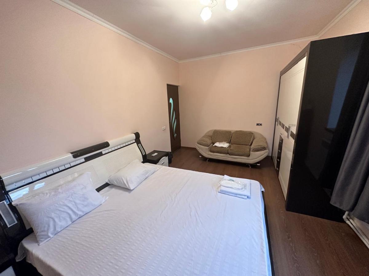 Favorit Hotel-Hostel Ереван Екстериор снимка