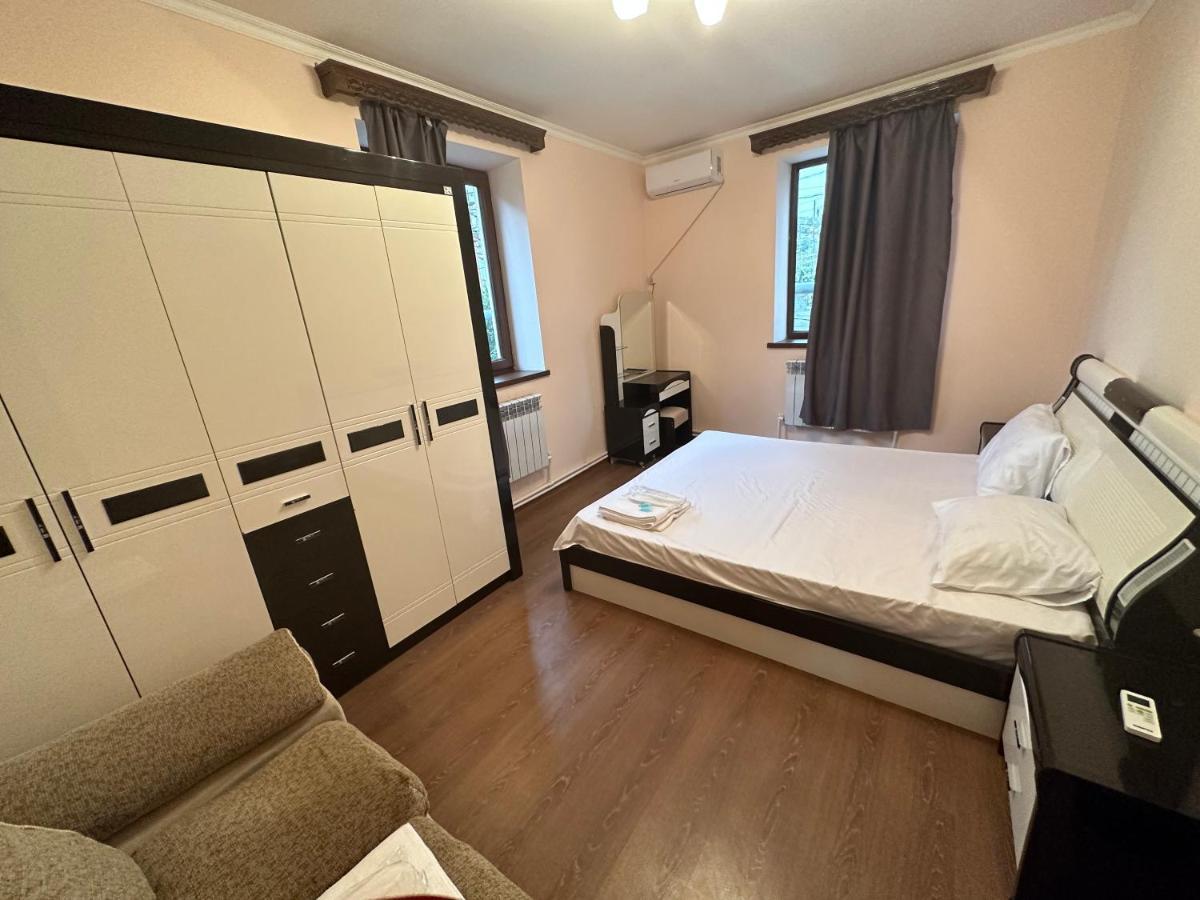 Favorit Hotel-Hostel Ереван Екстериор снимка